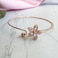 Гибкий браслет с нежным цветком и лепестками-фианитами, Xuping Jewelry