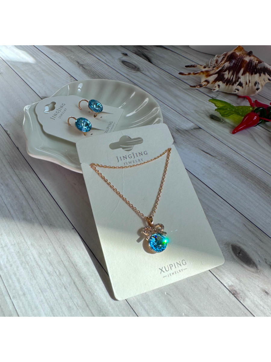 Колье и серьги с кристаллами Swarovski - подарочный комплект "Голубая мечта" Колье и серьги с кристаллами Swarovski - подарочный комплект "Голубая мечта"
