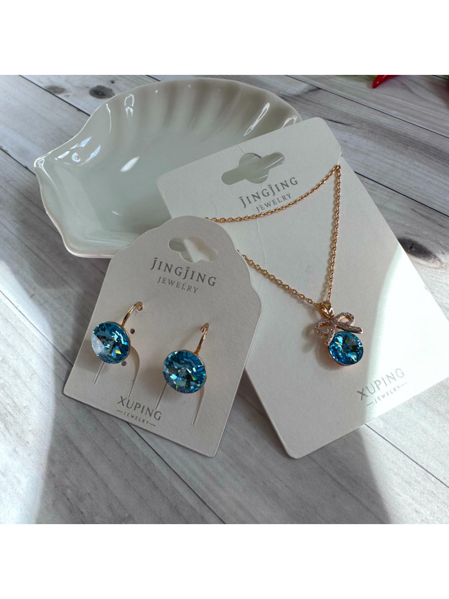 Колье и серьги с кристаллами Swarovski - подарочный комплект "Голубая мечта" Колье и серьги с кристаллами Swarovski - подарочный комплект "Голубая мечта"