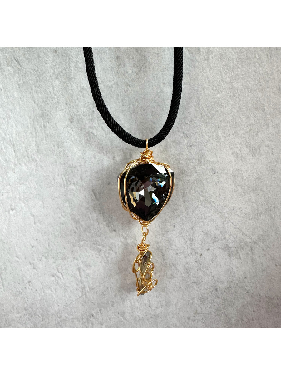 Колье с крупным черным кристаллом Swarovski на шнурке (57-62 см.) Колье с крупным черным кристаллом Swarovski на шнурке (57-62 см.)