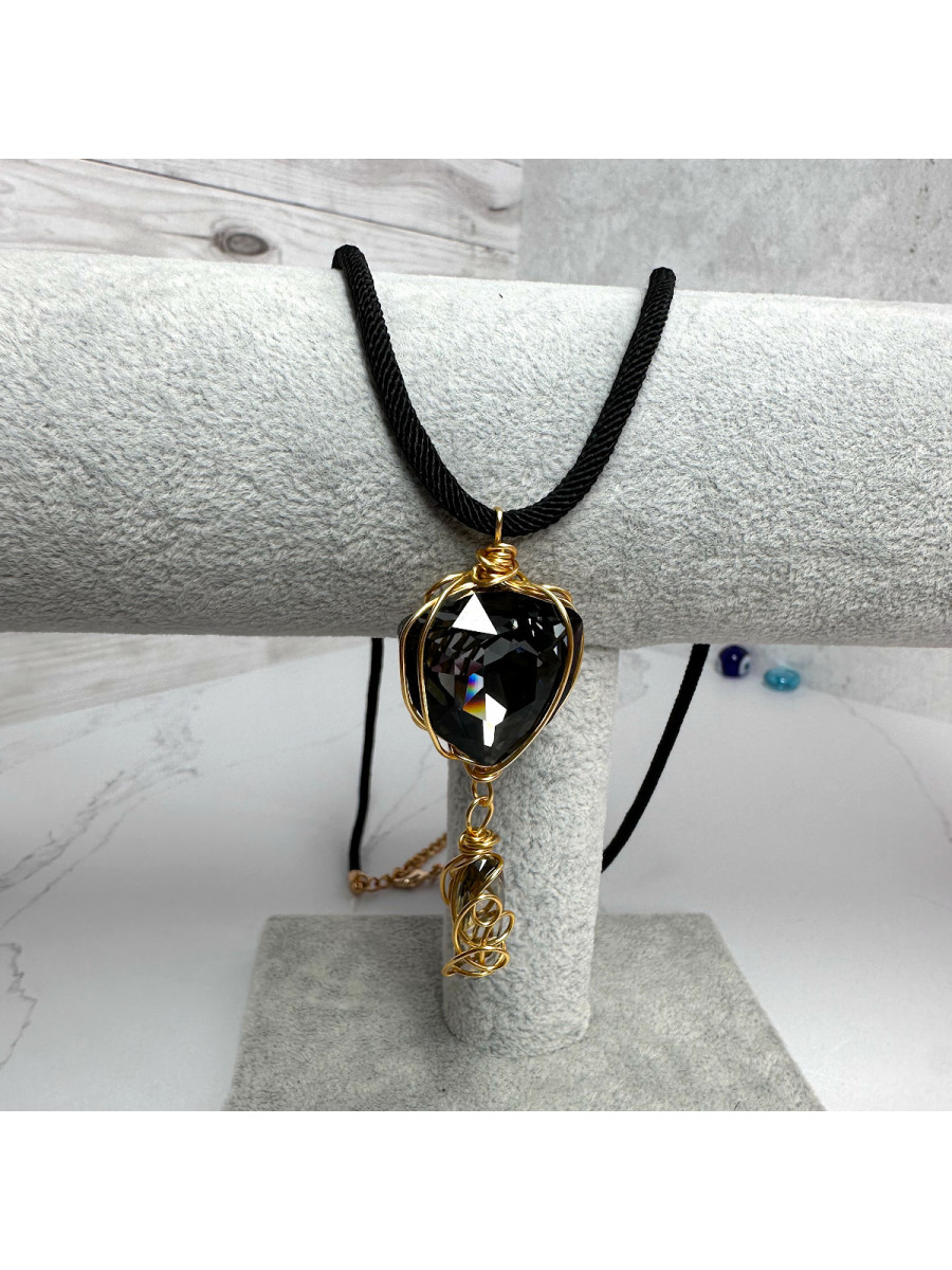 Колье с крупным черным кристаллом Swarovski на шнурке (57-62 см.) Колье с крупным черным кристаллом Swarovski на шнурке (57-62 см.)