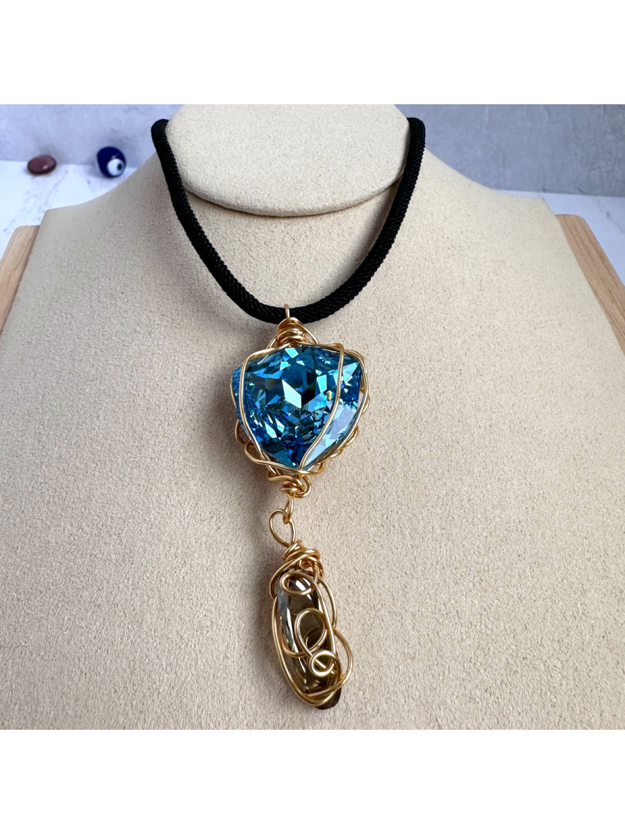 Колье с крупным голубым кристаллом Swarovski на шнурке (57-62 см.)